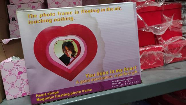Red Heart-Shaped Floating Photo Frame – LED Magnetic Levitation